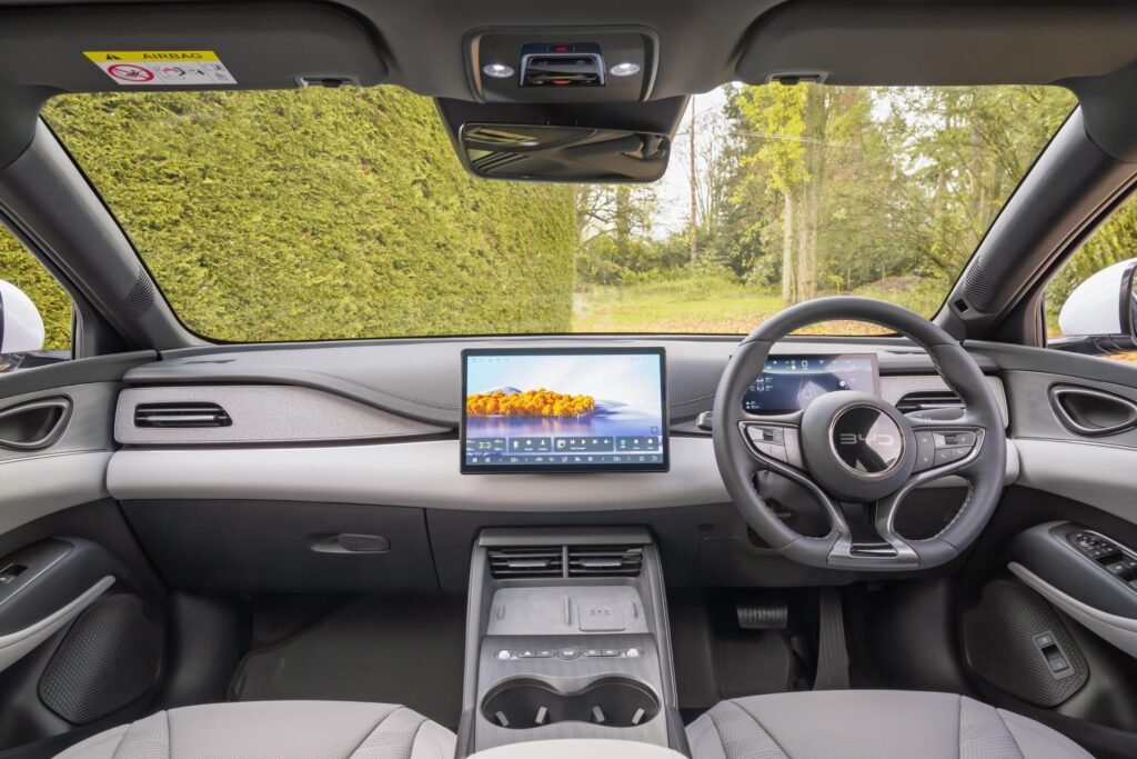 Inside the 2026 BYD Seal 6 DM-i (Image: https://www.completecar.ie/)