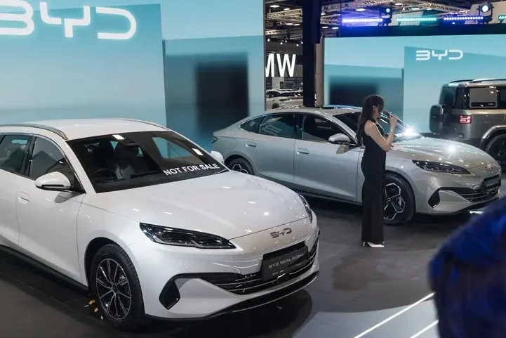 At the 2026 BYD Seal 6 DM-i Preview in Singapore. (Image: https://www.sgcarmart.com)
